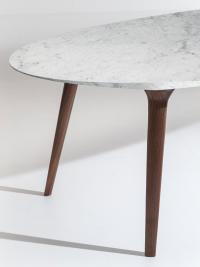 Detail of the top with variable thicknesses and tilted legs in canaletto walnut solid wood