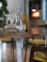 Tavolo in noce con gambe in vetro Sakai moderno e minimalista