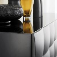 Venice sideboard with a tufted effect - extra-clear lacquered glass top detail
