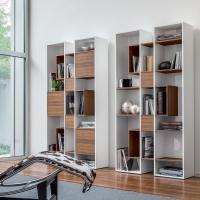 Pair of Abaco bookcases with white lacquer structure and canaletto walnut inserts