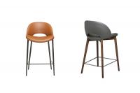 The two different structures of the Beetle bar stool: painted metal or solid ash wood. 