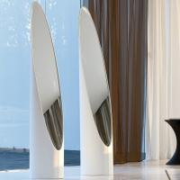 Kolonaky column mirror covered in leather in several finishes. Also available in eco-leather.