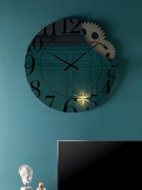 The Memphis Mirror Clock with Cogwheel Design is an acessory capable of enhancing a room with originality and elegance.