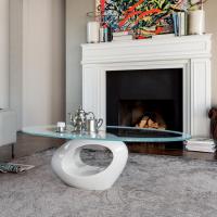 Dubai coffee table with sculptural base in glossy lacquered white marble agglomerate and extra-clear lacquered white glass top