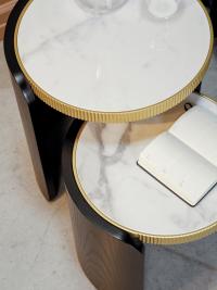 Top view of the Statuario Altissimo porcelain stoneware top and detail of the matte gold lacquered ridged trim