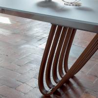 The wooden base curves slightly and brings harmony to the shape of the table