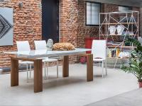 Brooklyn extending glass table with wooden structure in Canaletto walnut and extra-clear white glass top 