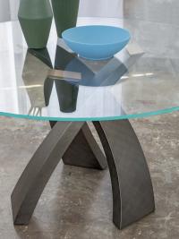 Dettaglio del piano in vetro trasparente del tavolo Eliseo, disponibile anche in gres porcellanato o in legno