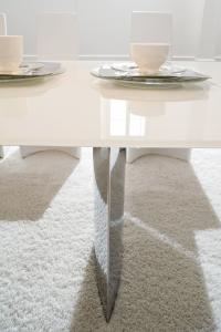 Manhattan table with shaped steel legs - detail of the spear-shaped steel structure