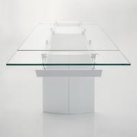 Manhattan table with shaped steel legs with clear glass top