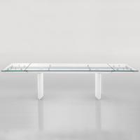 Manhattan table with shaped steel legs with matt white lacquered steel structure