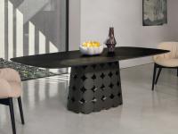 Tavolo da pranzo Pois con piano in legno massello frassino nero abbinato al basamento metallico laccato grigio carbone
