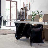 Wave table with sinuous central base - glossy black base detail