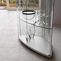 Gracia display cabinet with doors and back in curved clear glass and aluminium matt lacquered structure.