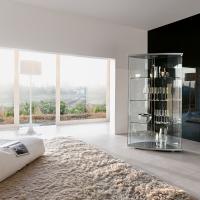 Gracia display cabinet with doors and back in curved clear glass and aluminium matt lacquered structure.