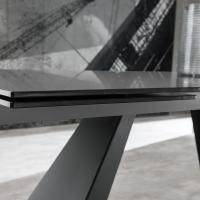 Detail of the closed extending Desire table