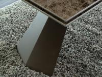 Detail of the layering of the ceramic glass top: upper ceramic slab coupled with a lower transparent glass slab