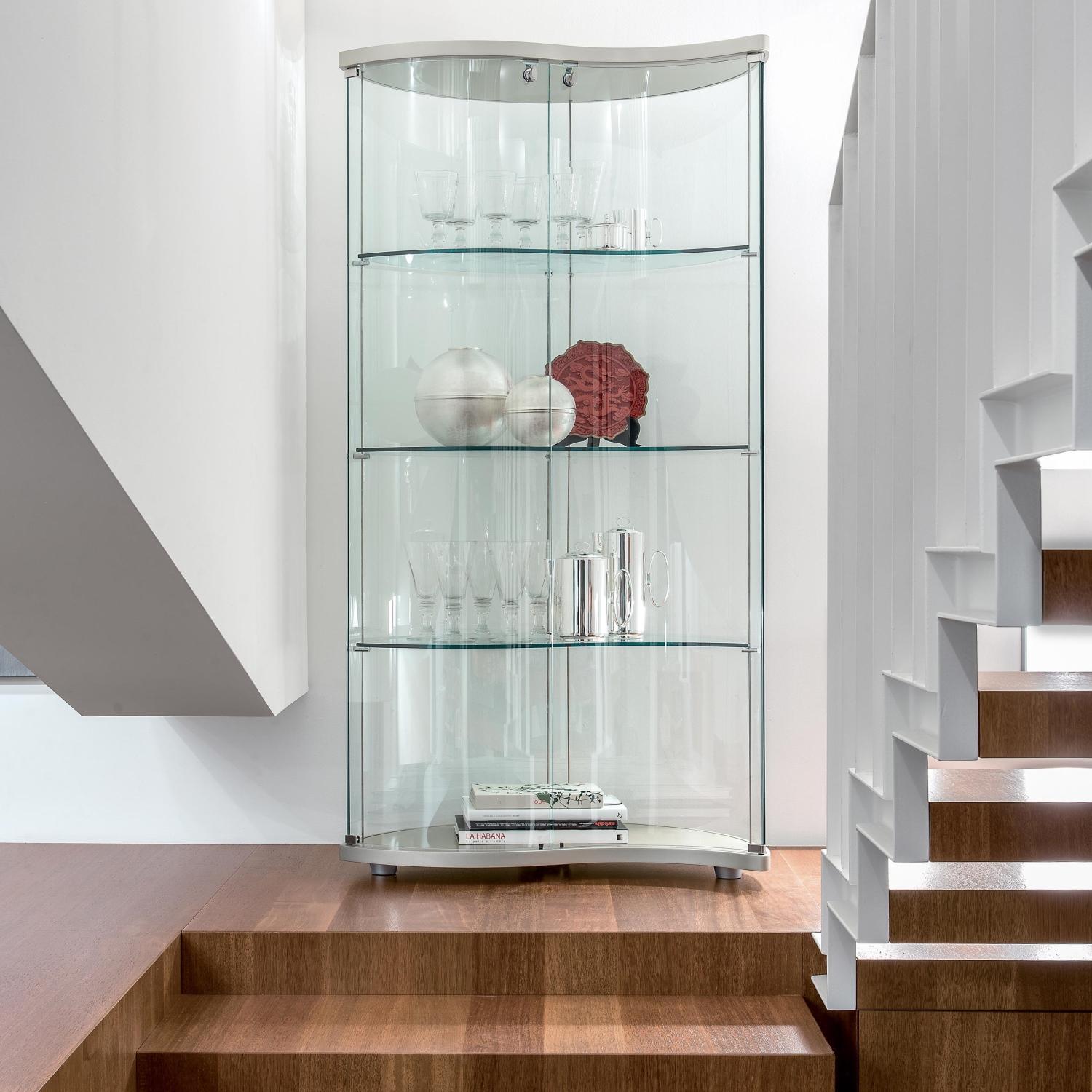 Oregina transparente zweitürige Glasvitrine mit Abdecktop und Untersockel  in Holz oder lackiert, LED-Strahler