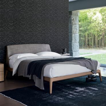Doppelbett aus Holz mit gepolstertem Kopfteil aus Stoff Bastian