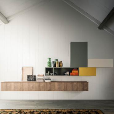 Plan 24 moderne minimalistische Wohnwand zum Aufhängen mit offener Schrankwand, das sich durch die dynamische Positionierung der Elemente auszeichnet
