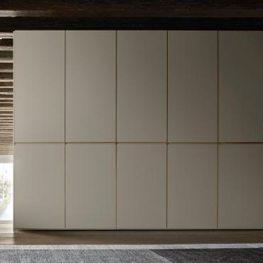 Lackierter Kleiderschrank Texas mit eingelassenem Griff