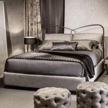 St. Tropez elegantes Doppelbett aus Eisen mit Kissen von Cantori