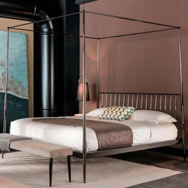 Urbino weißes Himmelbett aus Eisen von Cantori im King Size Bett Modell