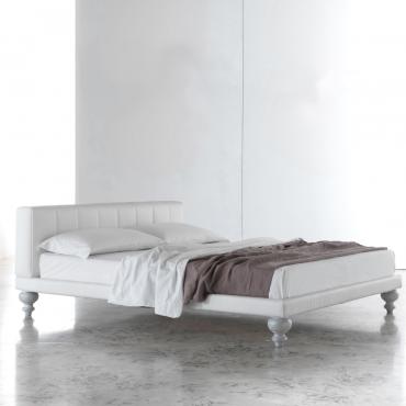 Bett aus weißem Kunstleder Koda