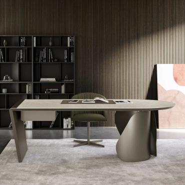 Torquay è una scrivania di design con base avvolgente in metallo e piano in ceramica.