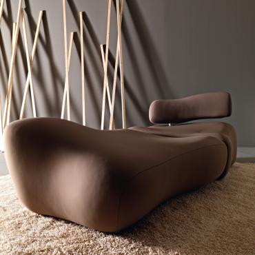 Morfo Design Sitzhocker aus Polyurethan mit Stoffbezug. In Kombination mit dem Sessel von derselben Serie