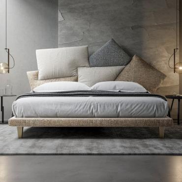 Letto con testiera con cuscini multicolor Picabia