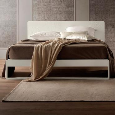 Bett in Holz lackiert mit Kopfteil in Oleomalta® Lino Virgo