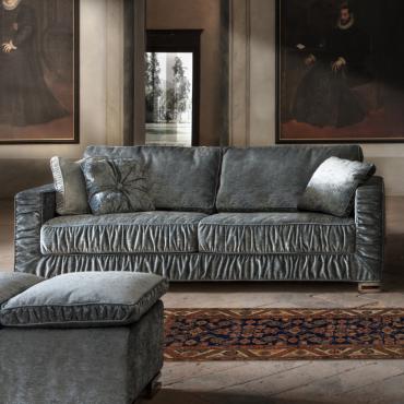 Garrison è un divano letto tre posti in piuma, moderno ed elegante, caratterizzato da piedini dal design ricercato. 