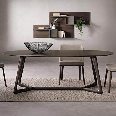 Cover ovaler Tisch mit Massivholzgestell
