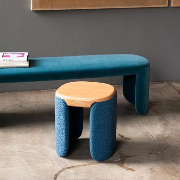Gepolsterter Hocker mit Blumenmuster