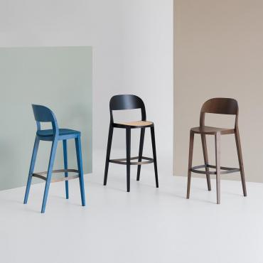 Minima Holzhocker mit hoher Rückenlehne