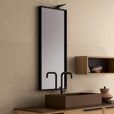 Rechteckiger Badezimmerspiegel mit Rahmen Look