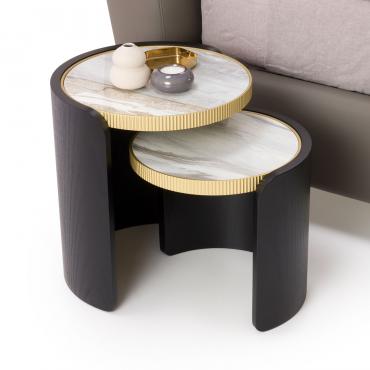 Tavolini sovrapponibili Roller in gres e legno di frassino tinto nero curvato. Piano bordato in metallo oro