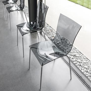 Sedia impilabile in plastica e metallo Aria Easy con seduta monoscocca in polimerico bianco lucido e struttura in metallo bianco semilucido