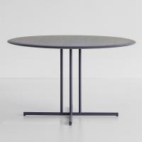 Tisch mit minimalem Metallfuß Graphic
