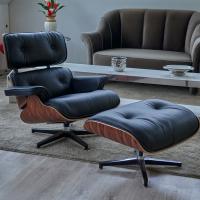 Eames-Design-Fußhocker kombiniert mit dem Eames-Sessel