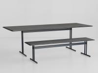 Tisch mit minimalem Metallgestell Graphic kombiniert mit der gleichnamigen Sitzbank