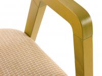 Detail der Armlehne aus Eschenholz des Stuhls Bryanna in der Version Curry Yellow