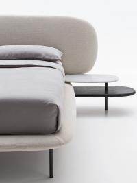 Bett Caleb mit passendem Nachttisch - praktische Ablageflächen perfekt in das Design integriert