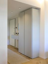 Midley Wide Drehtürenschrank mit reduzierter Tiefe, eingesetzt in einem Eingangsbereich zusammen mit dem Hängekorb Plan - Kundenfoto