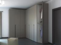 Kleiderschrank mit schrägem Abschlusselement Wide - Ansicht des Innenraumes in Melamin Gipsmuster, dotazione Standardausstattung mit einem Regalboden und zwei Kleiderstangen 
