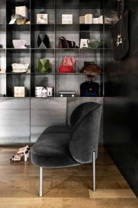 Rakel 2-Sitzer-Sofa aus grauem Samt in einem Geschäft ausgestellt