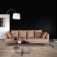 Lineares Sofa mit essentiellem Design mit 4 Zierkissen, und zusätzlichen 2 Seitenkissen ausgestattet.
