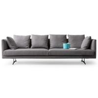 Sofa mit essentiellen Linien, die einen besonderen Effekt von Leichtigkeit erzeugen, Kissen in Ton oder zweifarbig.