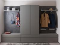 Sektionale Garderobe mit sichtbaren Wide 02-Schubladen, komplett mit Kleiderhaken, Regalen und Metalltabletts zum Entleeren von taschen, und Kasten